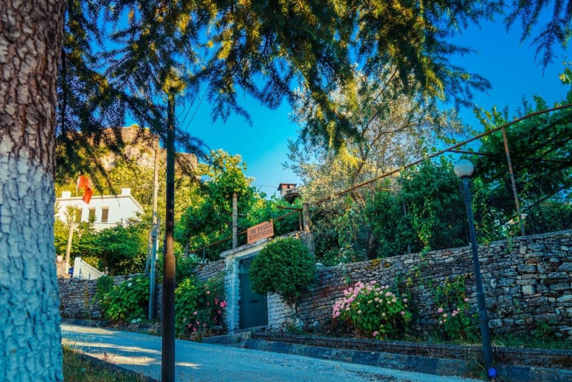 Flora'S Guesthouse 'The Fir Gate' Gjirokastra Kültér fotó
