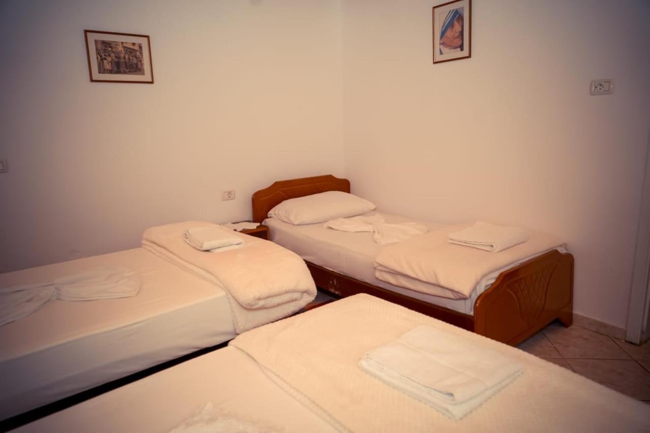 Flora'S Guesthouse 'The Fir Gate' Gjirokastra Kültér fotó