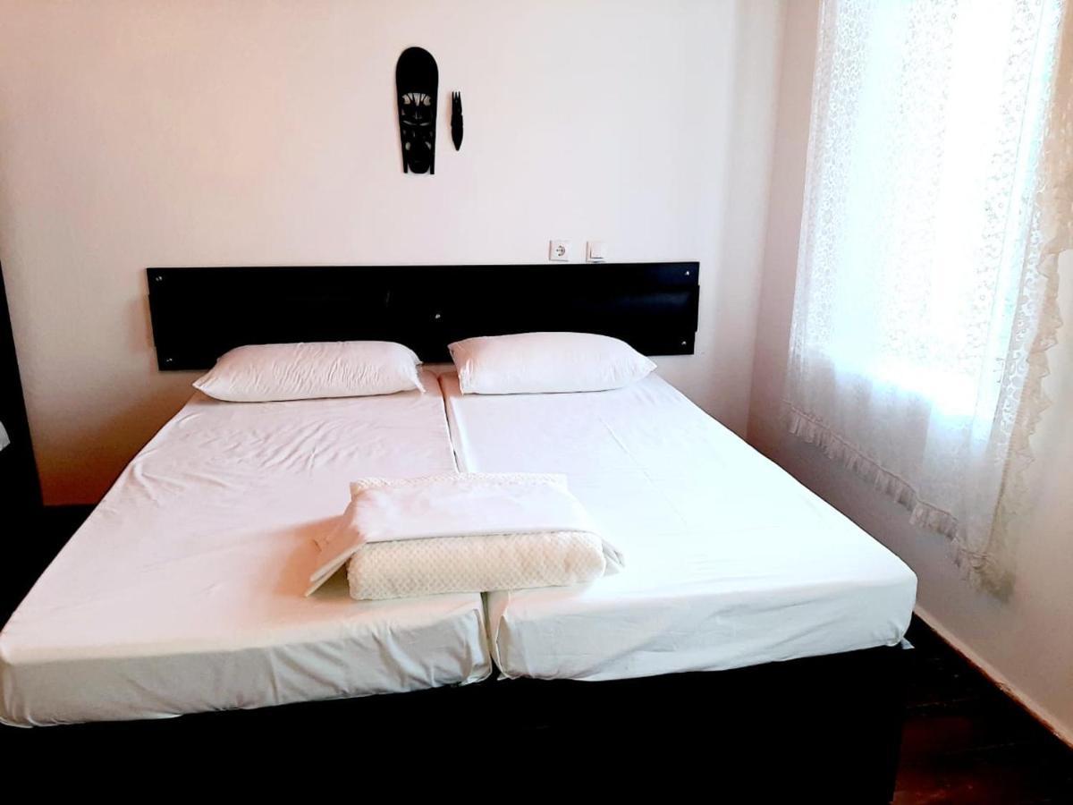 Flora'S Guesthouse 'The Fir Gate' Gjirokastra Kültér fotó