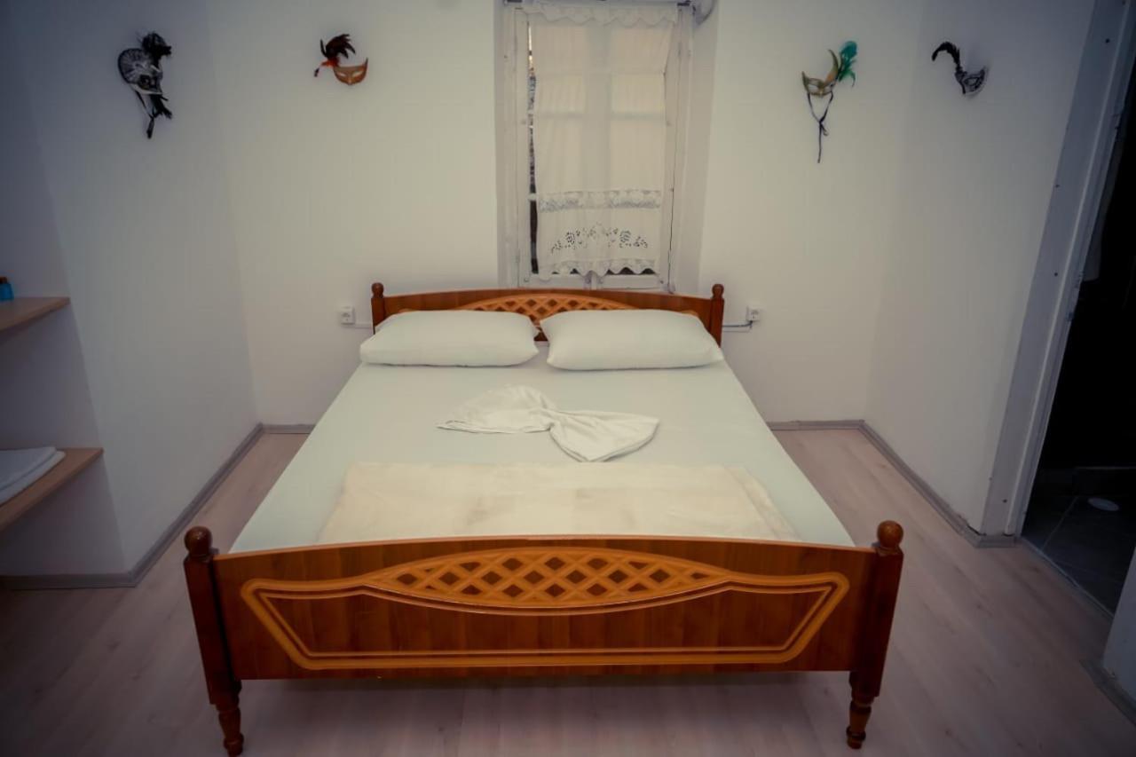 Flora'S Guesthouse 'The Fir Gate' Gjirokastra Kültér fotó