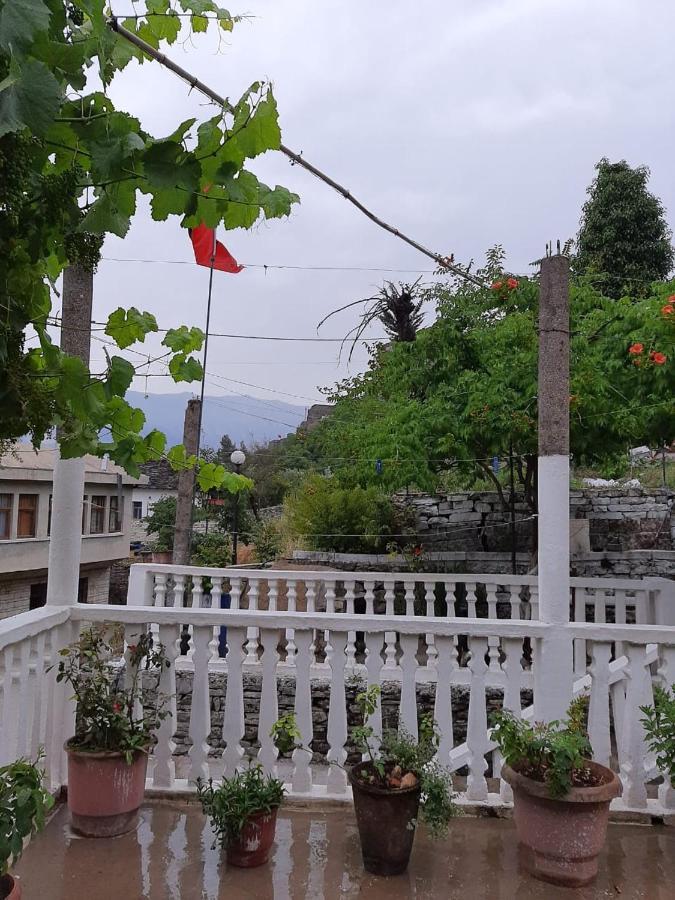Flora'S Guesthouse 'The Fir Gate' Gjirokastra Kültér fotó