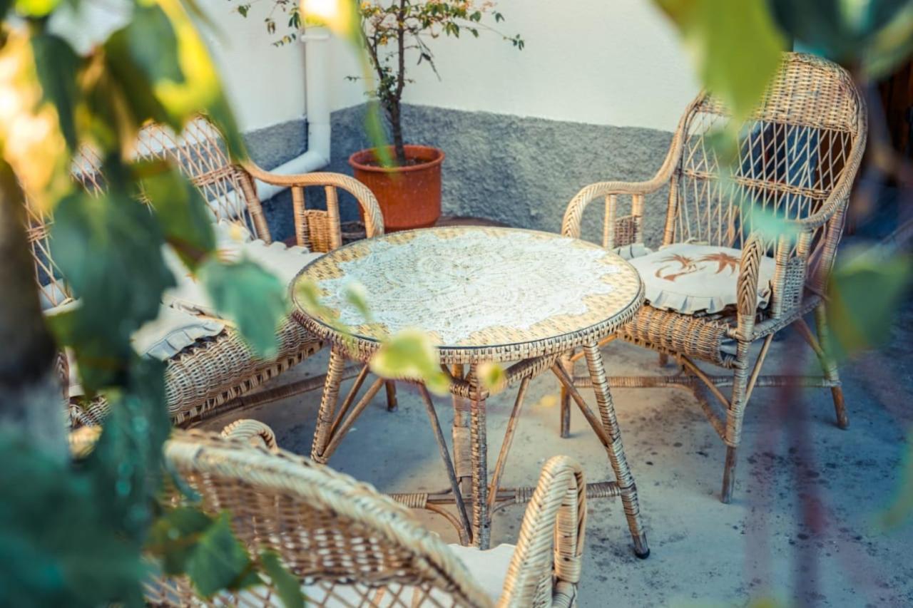 Flora'S Guesthouse 'The Fir Gate' Gjirokastra Kültér fotó