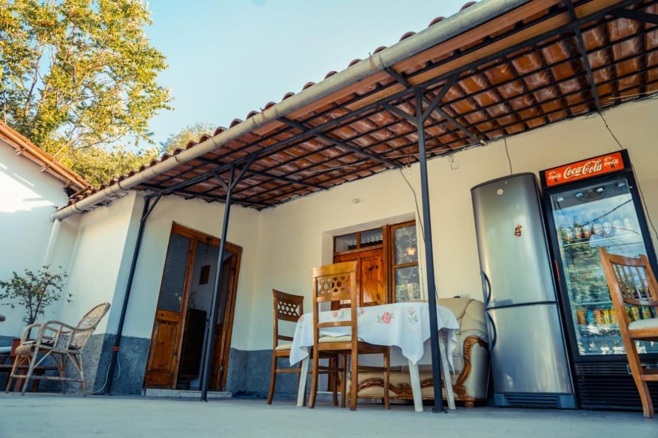 Flora'S Guesthouse 'The Fir Gate' Gjirokastra Kültér fotó