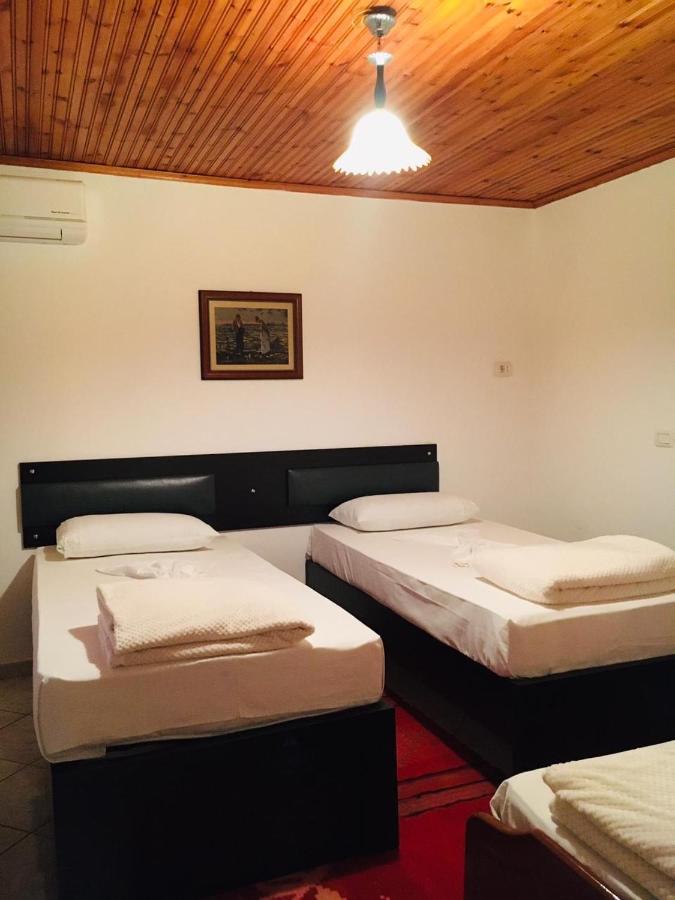 Flora'S Guesthouse 'The Fir Gate' Gjirokastra Kültér fotó