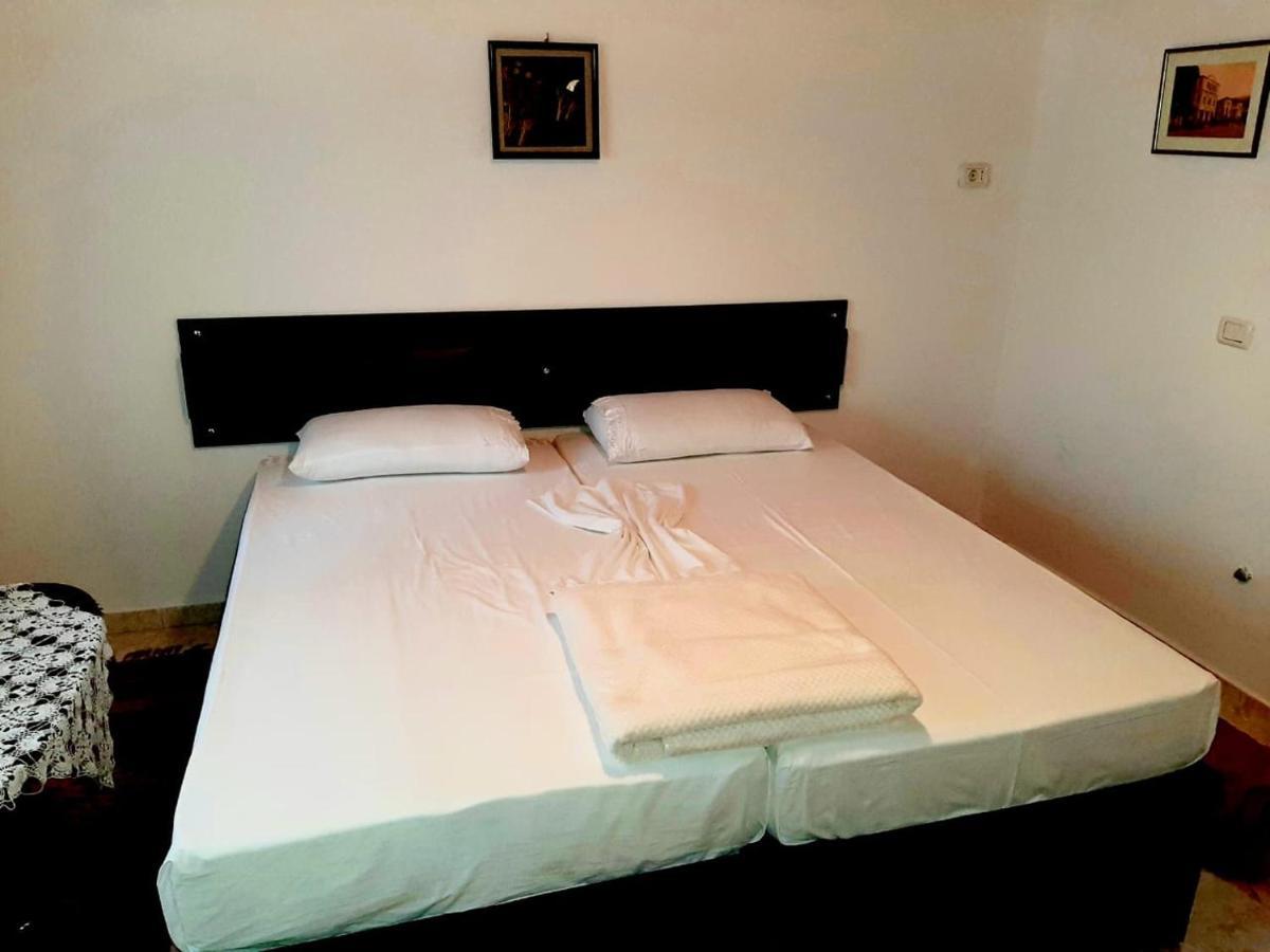 Flora'S Guesthouse 'The Fir Gate' Gjirokastra Kültér fotó