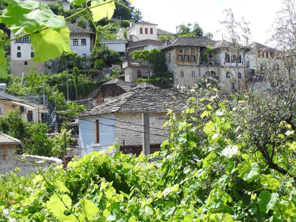 Flora'S Guesthouse 'The Fir Gate' Gjirokastra Kültér fotó